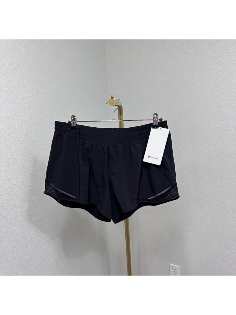 Lululemon Hotty Hot Black Low Rise Shorts 4" Lined Athlesuire Womens sz 14T NEW
